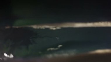 Bilardodaki genç kadın