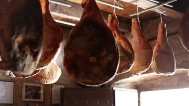Prosciutto asılı