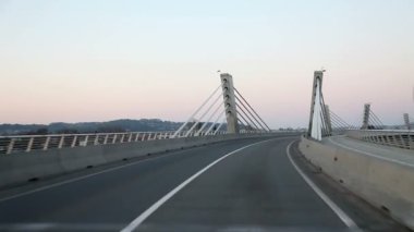 ilginç bir mimarisi vardır köprüden geçerken yolda araba sürüş