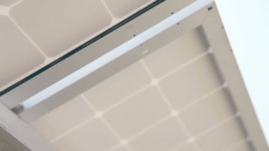 Aşağıdan çatı güneş enerjisi modülleri ile