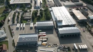 panorama slayt çatılar ile küçük bir kasaba endüstriyel bir bölümünü temsil eden helikopterden ateş güneş santralleri ile kaplı