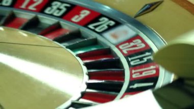 adam top casino rulet içinde inişli çıkışlı.