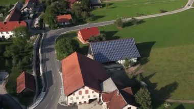solar power station ile kaplı çatı temsil eden helikopterden ateş panorama slayt