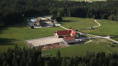 Panorama slayt vadi evleri ve diğer altyapıları çok küçük kasaba ile temsil eden helikopterden ateş