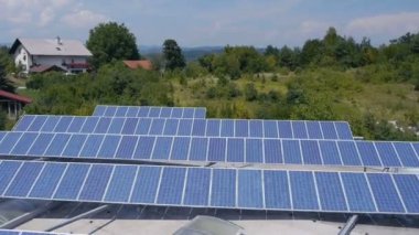 panorama slayt çatılar ile küçük bir kasaba endüstriyel bir bölümünü temsil eden helikopterden ateş güneş santralleri ile kaplı