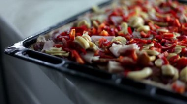 hamuru ve değişik malzemelerle pizza üzerine koyarak bir kişi ile sac pişirme siyah bir kadeh yukarıya kapatmak