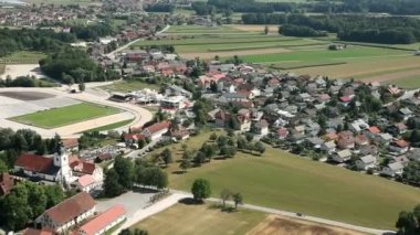Panorama slayt Vadisi alanları, çayırlar, orman ve az ev temsil eden Helikopter vuruldu.