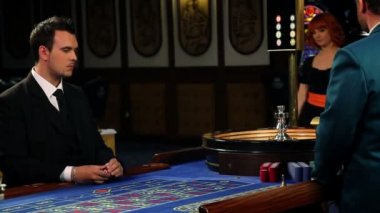 kumar ve Casino rulet masasının arkasında flört