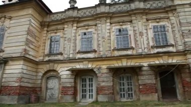 eski ve terk edilmiş builing birlikte park önünde