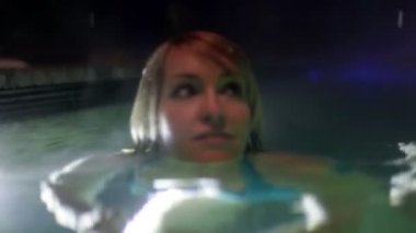 kadın geceleri Açık Yüzme havuzunda