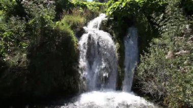 milli park plitvice-Hırvatistan'daki küçük bir şelale fotoğrafını yukarıya kapatmak