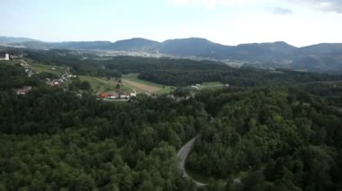 temsil eden bir tepe ve bazı evlerin tepenin eteklerinde, helikopterden ateş panorama slayt