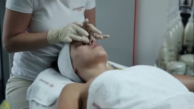 spa merkezinde yapılan bir yüz bakım sahip kadın