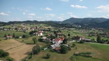 Panorama slayt vadi evleri ve diğer altyapıları çok küçük kasaba ile temsil eden helikopterden ateş