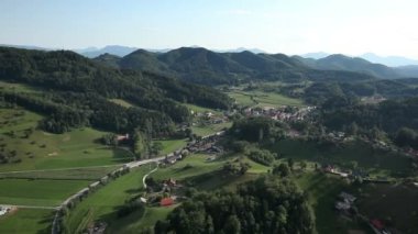 panorama slayt Hills temsil eden helikopterden ateş yeşil ormanla kaplı