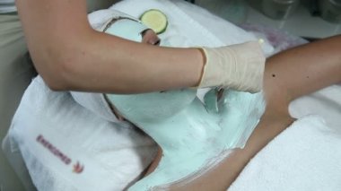 bir yüz maskesi olan genç bir kadın