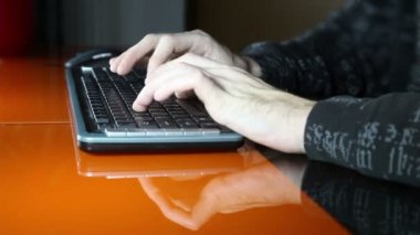 bir atış bir eller tipik bir bilgisayar klavye üzerinde mans