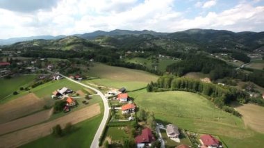 güzel yeşil vadi orta karayolu ile temsil eden helikopterden ateş panorama slayt