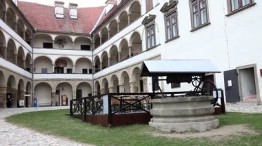 o eski bir kale önünde bir park çekim