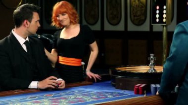 Genç çift roluette casino oynamak