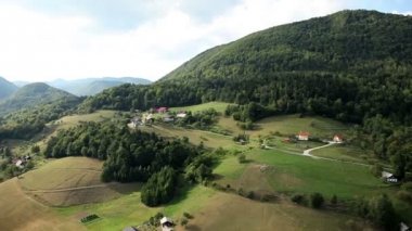 Panorama slayt vadi evleri ve diğer altyapıları çok küçük kasaba ile temsil eden helikopterden ateş