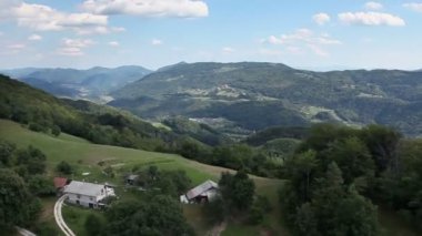 Panorama slayt Vadisi alanları, çayırlar, orman ve az ev temsil eden Helikopter vuruldu.