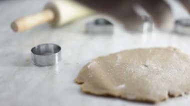 çerez hamur yapma adam el atış yukarıya kapatmak