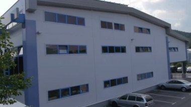 panorama slayt çatılar ile küçük bir kasaba endüstriyel bir bölümünü temsil eden helikopterden ateş güneş santralleri ile kaplı