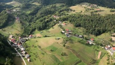 Panorama slayt vadi evleri ve diğer altyapıları çok küçük kasaba ile temsil eden helikopterden ateş