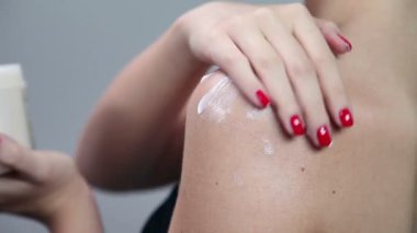 güzel model sırtına krem uygulamak