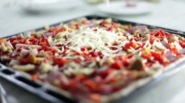 hamuru ve değişik malzemelerle pizza üzerine koyarak bir kişi ile sac pişirme siyah bir kadeh yukarıya kapatmak