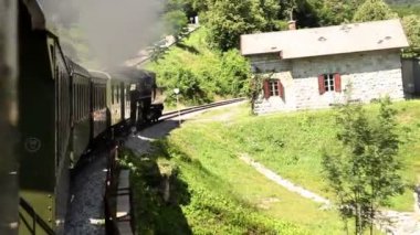 Yatay, at arabası Bunun yansıması ile geçen trenin Shot