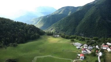 Panorama slayt temsil eden tepeler ve vadi helikopterden ateş