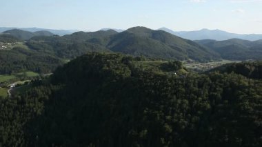 panorama slayt Hills temsil eden helikopterden ateş yeşil ormanla kaplı