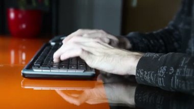 bir atış bir eller tipik bir bilgisayar klavye üzerinde mans