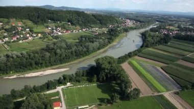 yavaş yavaş nehir kenarında küçük köyler ile güzel bir Yeşil Vadi geçtiği nehir yatağı temsil eden helikopterden ateş panorama slayt