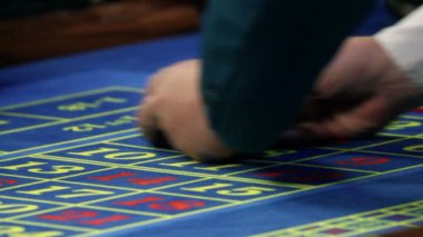 rulet masasının üzerindeki fişlere kumar yakın çekim