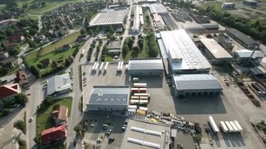 panorama slayt çatılar ile küçük bir kasaba endüstriyel bir bölümünü temsil eden helikopterden ateş güneş santralleri ile kaplı