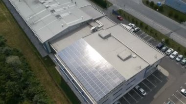 panorama slayt çatılar ile küçük bir kasaba endüstriyel bir bölümünü temsil eden helikopterden ateş güneş santralleri ile kaplı