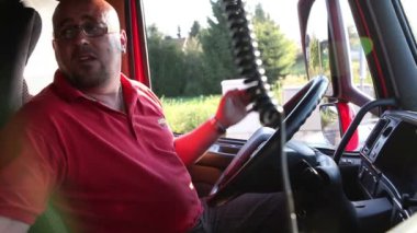 Shot bir adamın sürücülerin kokpit