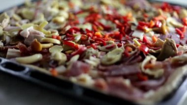 hamuru ve değişik malzemelerle pizza üzerine koyarak bir kişi ile sac pişirme siyah bir kadeh yukarıya kapatmak