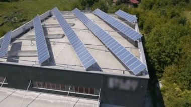 panorama slayt çatılar ile küçük bir kasaba endüstriyel bir bölümünü temsil eden helikopterden ateş güneş santralleri ile kaplı