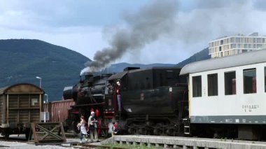 atış tren istasyon civarı yürüyen turist ile ayrılmaya hazırlanıyor