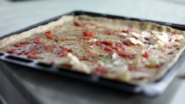 hamuru ve değişik malzemelerle pizza üzerine koyarak bir kişi ile sac pişirme siyah bir kadeh yukarıya kapatmak
