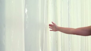 Kadının el parıldayan perde ve cam piseces