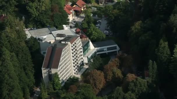 Panorama bild skott från helikopter som representerar dalen med småstäder med massor av hus och andra infrastrukturer — Stockvideo
