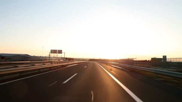 Conduire dans un coucher de soleil — Video