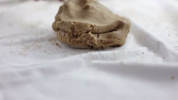 Primer plano de hombre manos que están haciendo masa para galletas — Vídeos de Stock