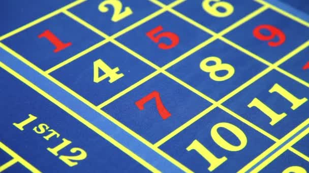 Detalle de apuestas en el número siete en la mesa de ruleta en el casino — Vídeos de Stock