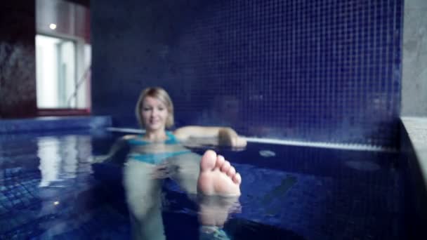 Waving foot and pretty young woman — Stock Video